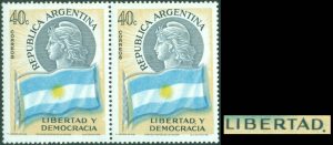 RA   1104 - PAIR WITH VARIETY: APPARENT FLAG´S DOUBLE PRINTING